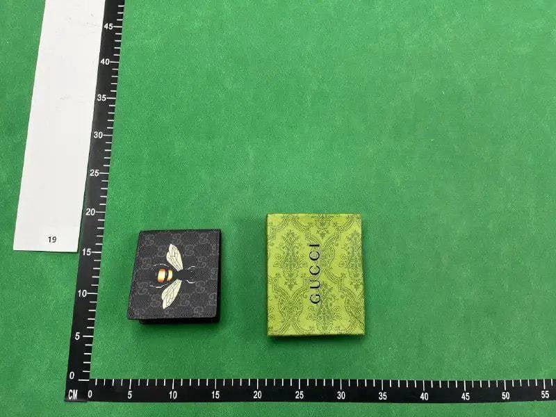   Gucci wallet     (33 CP)