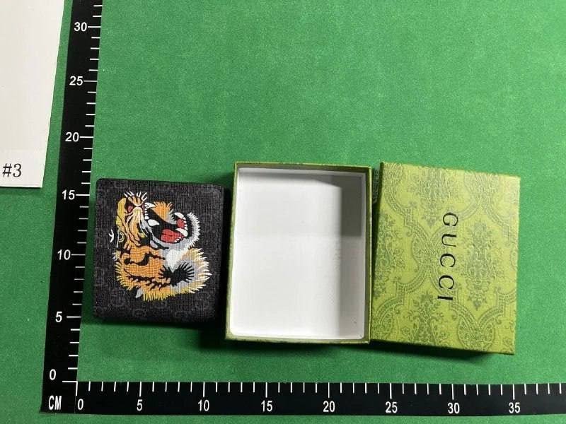   Gucci wallet     (33 CP)