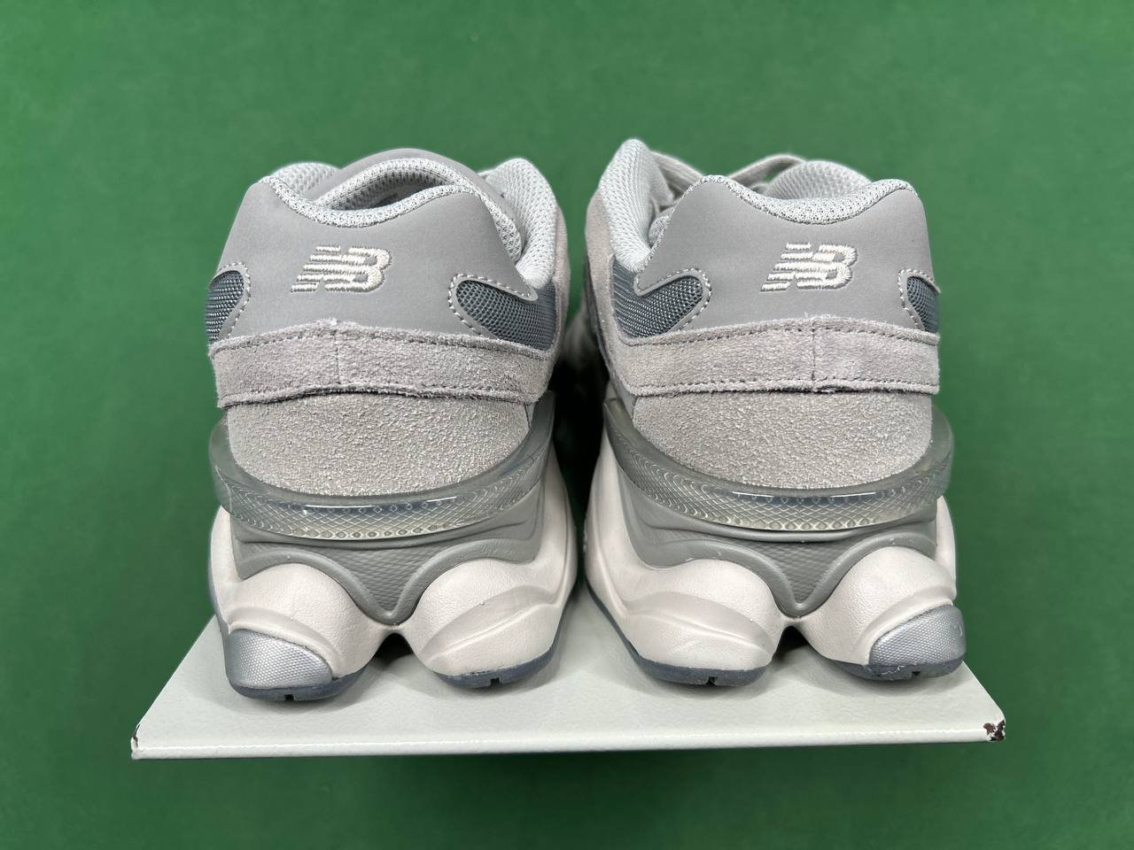NEW BALANCE 9060                    