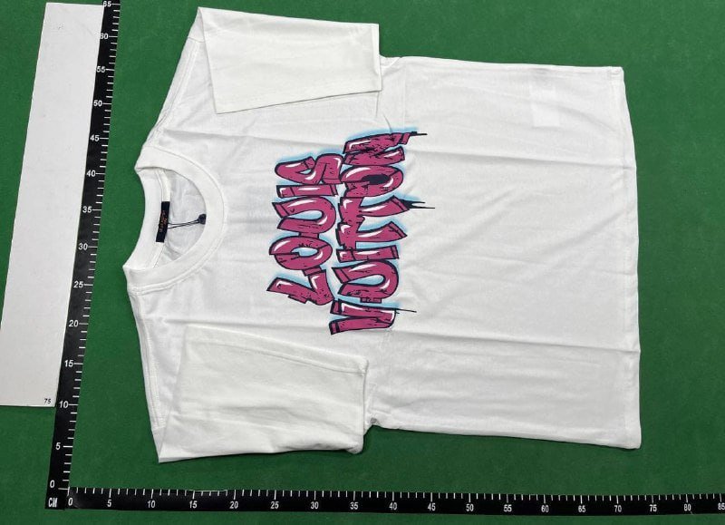 Louis Vuitton T-shirt  (40 CP)