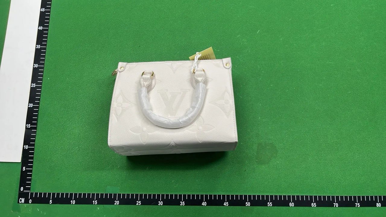 Versatile new crossbody bag/stylish handbag (no returns or exchanges for items that affect resale) (no returns or exchanges for items with torn or damaged plastic film).